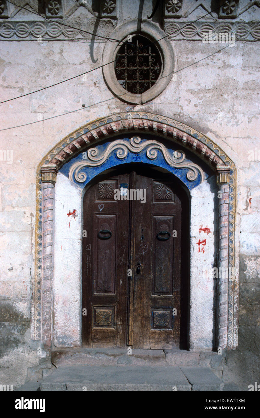 Decorate porta o sportello dell ex casa greca nel villaggio di Mustafapasa, precedentemente Sinasos, Urgup, Nevsehir, Cappadocia, Turchia Foto Stock