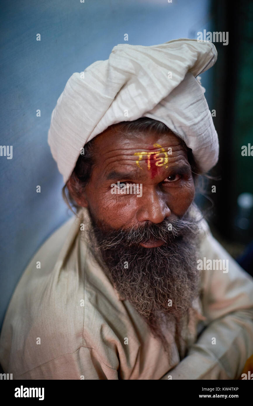 Indian vecchio uomo in treno da Mathura a Dehli, India Foto Stock