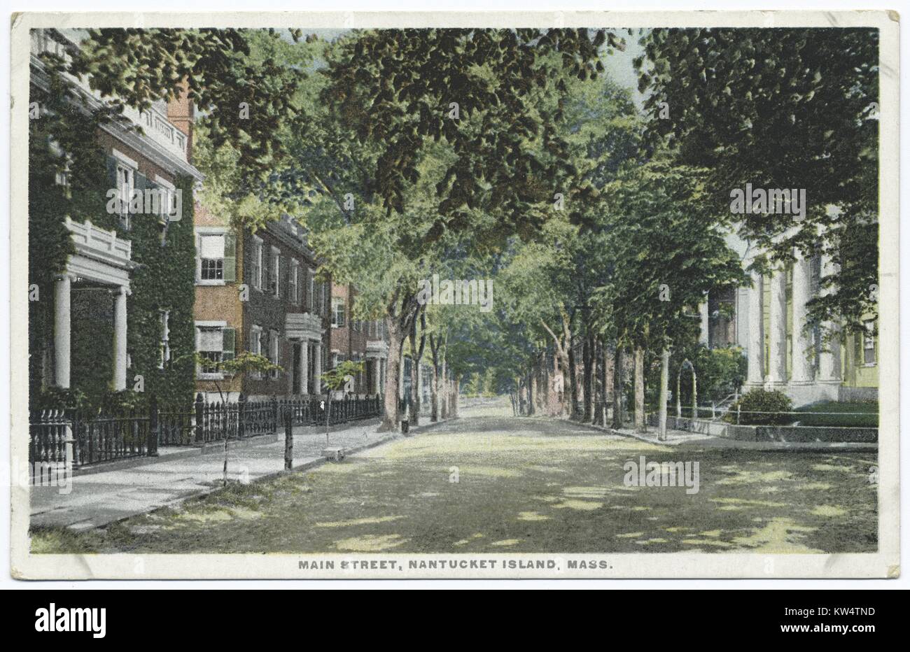 Cartolina di case e alberi lungo la Main Street, Nantucket Island, Massachusetts, 1914. Dalla Biblioteca Pubblica di New York. Foto Stock