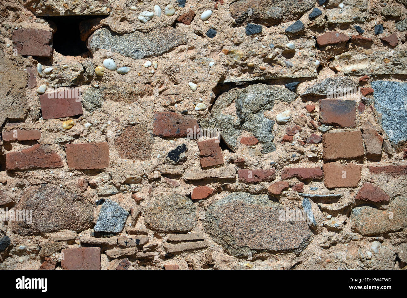 Rustica roccia, pietra, argilla e macerie vintage cottage edificio parete esterna Foto Stock