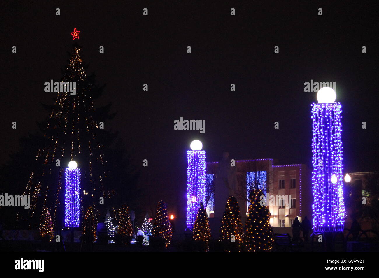 Luci di notte una strada di città bella decorazione per Capodanno e Natale Foto Stock