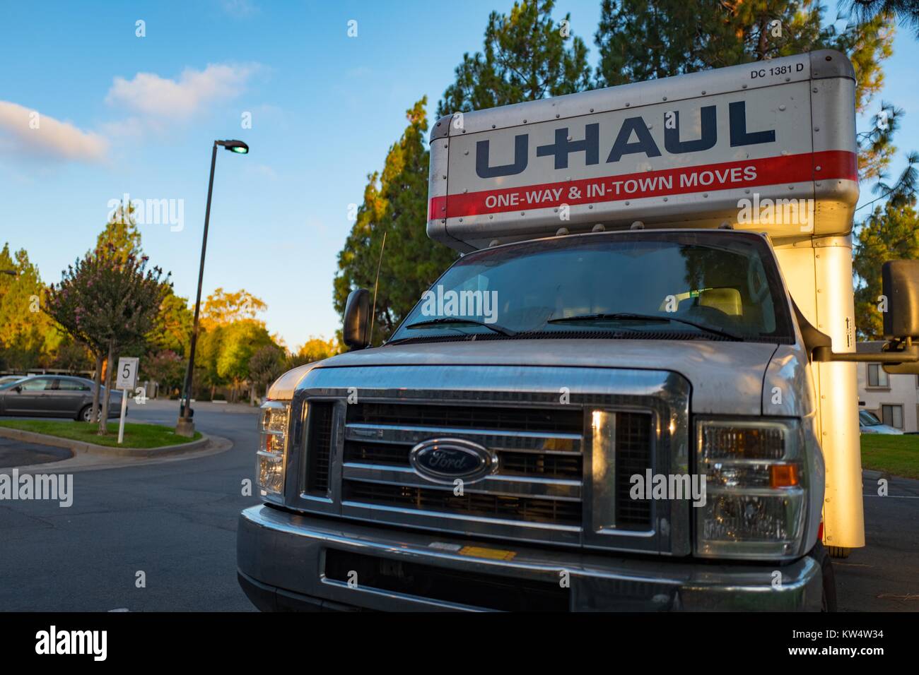 Vista frontale di un UHaul carrello in movimento nel parcheggio di un complesso di appartamenti nella zona della Baia di San Francisco, 12 settembre 2016. In 2014-2015, più di 90 000 nuovi residenti spostato nella Bay Area, uno dei più grandi aumenti di popolazione sul record per la regione. Foto Stock