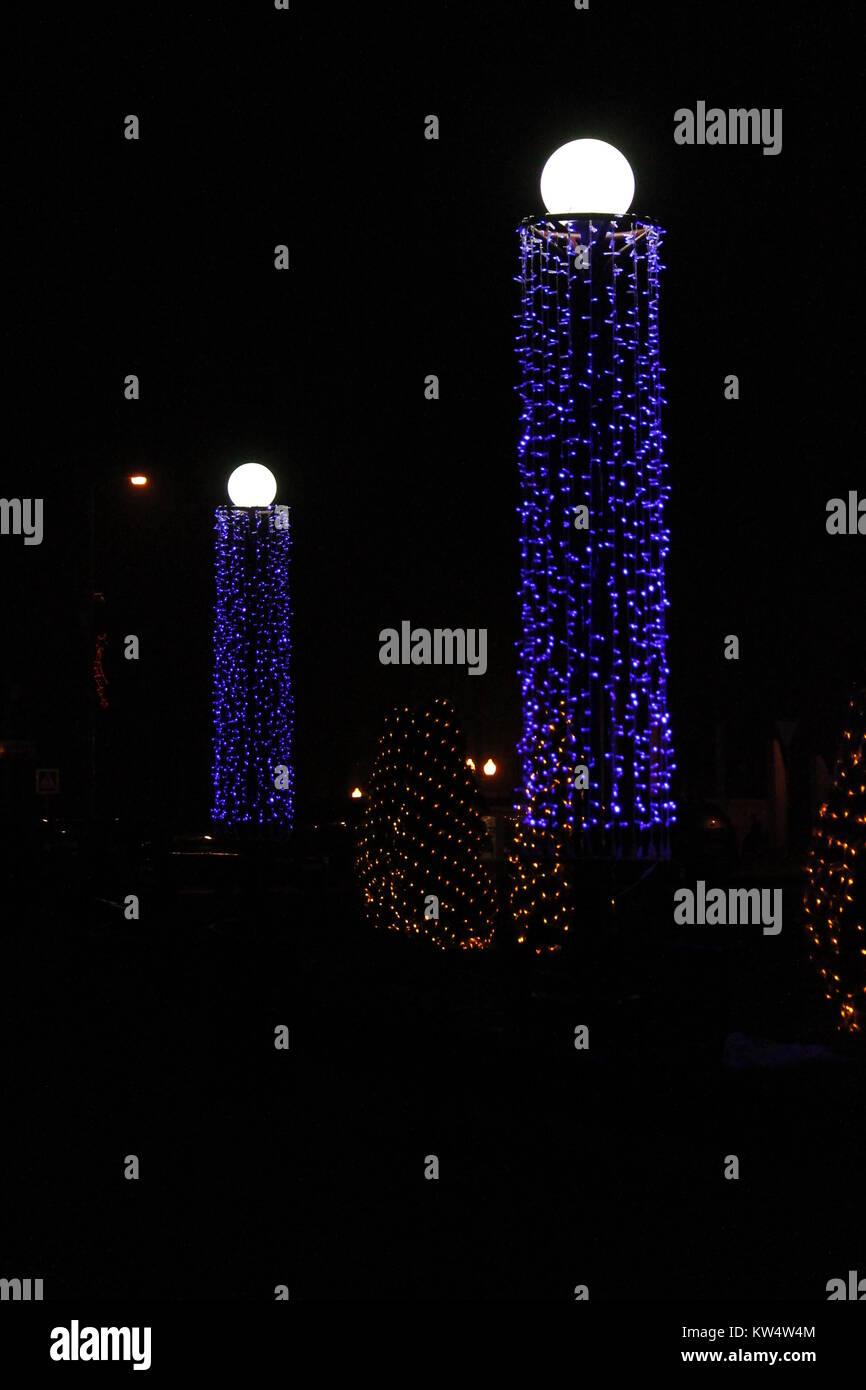 Luci di notte una strada di città bella decorazione per Capodanno e Natale Foto Stock