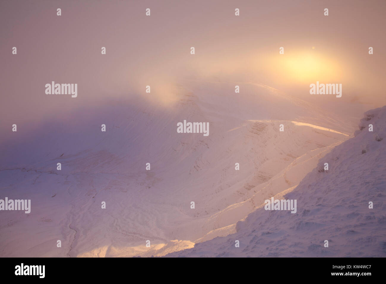 La mattina presto inverno luce su Cribyn come visto da Pen Y Fan Foto Stock