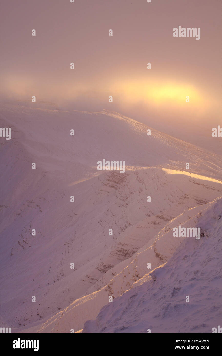 La mattina presto inverno luce su Cribyn come visto da Pen Y Fan Foto Stock