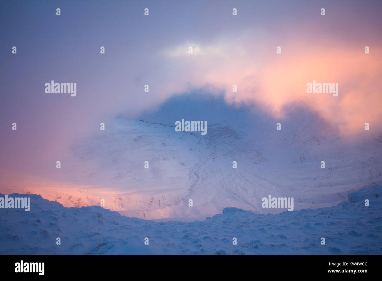 La mattina presto inverno luce su Cribyn come visto da Pen Y Fan Foto Stock