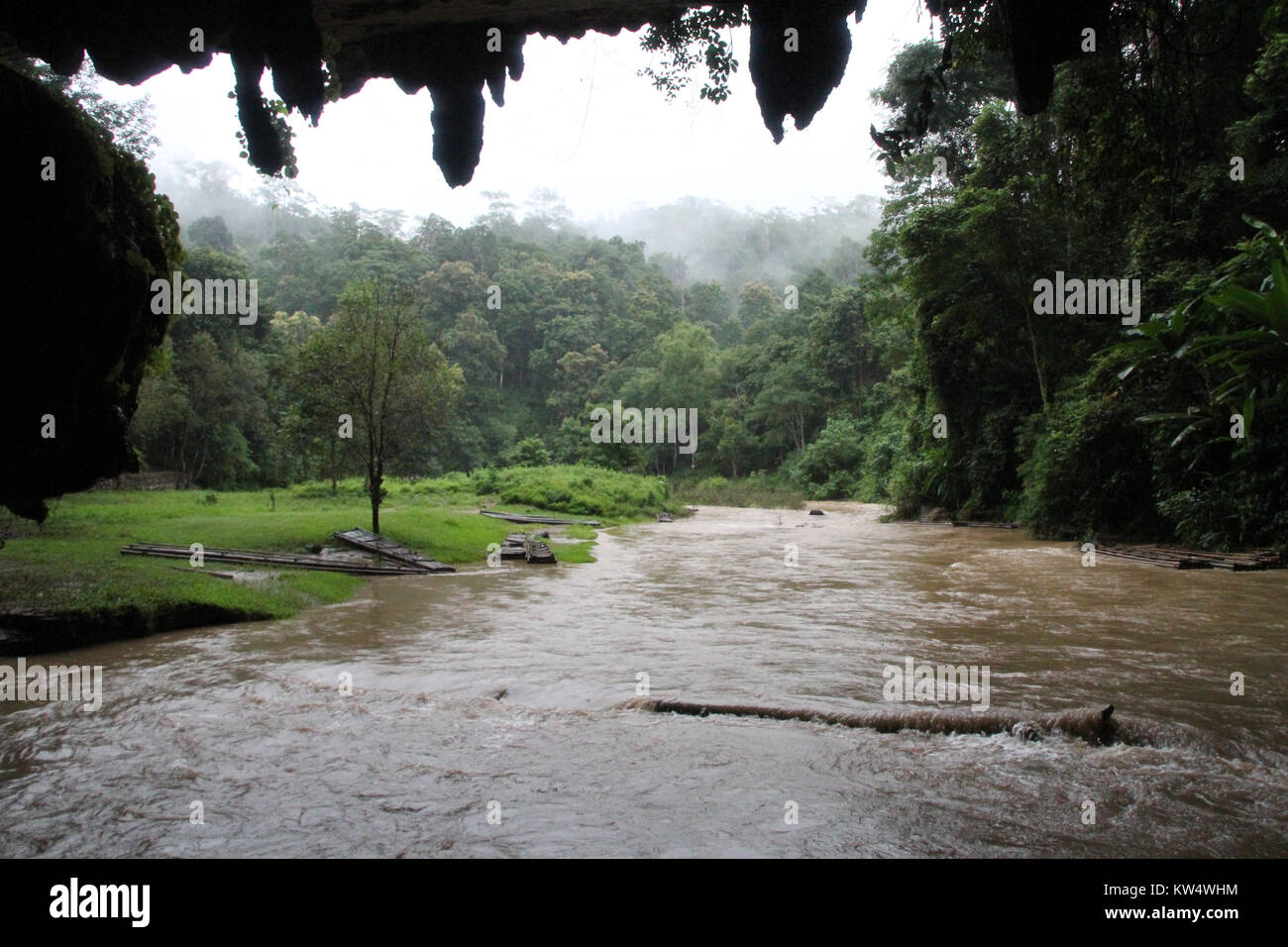 Fiume e Tham Lod Nam grotta, Thailandia del Nord Foto Stock