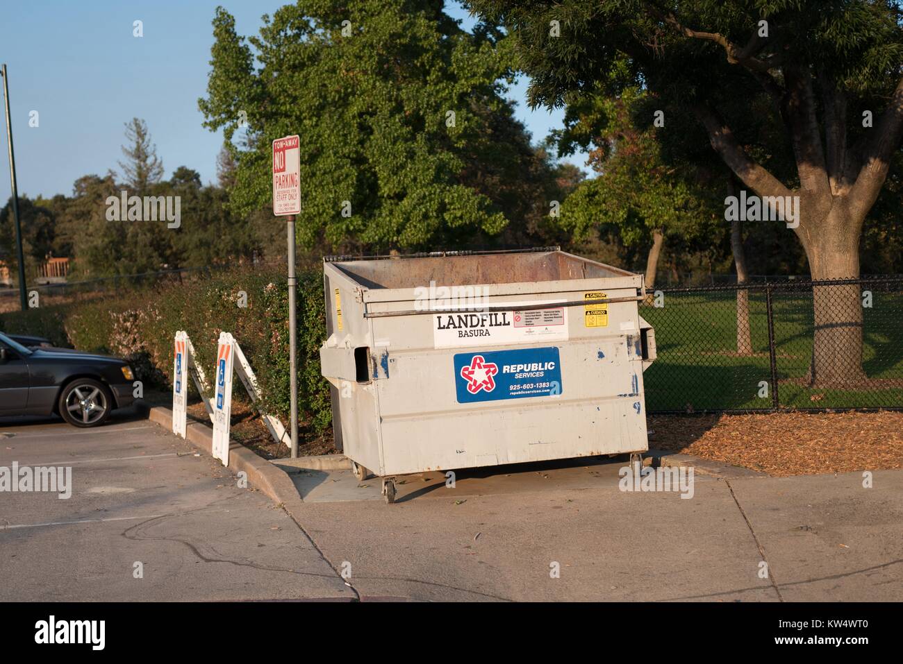 Repubblica Servizi dumpster di immondizia in un parco pubblico di Walnut Creek, California, 19 settembre 2016. Repubblica Servizi è la seconda più grande allo smaltimento dei rifiuti solidi company negli Stati Uniti. Foto Stock