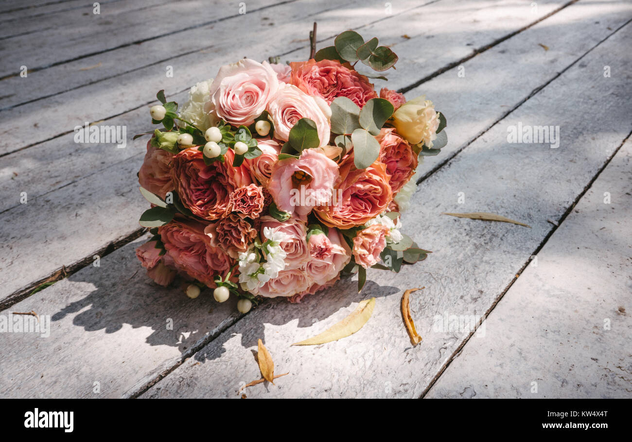Bouquet di nozze su pavimento di legno Foto Stock