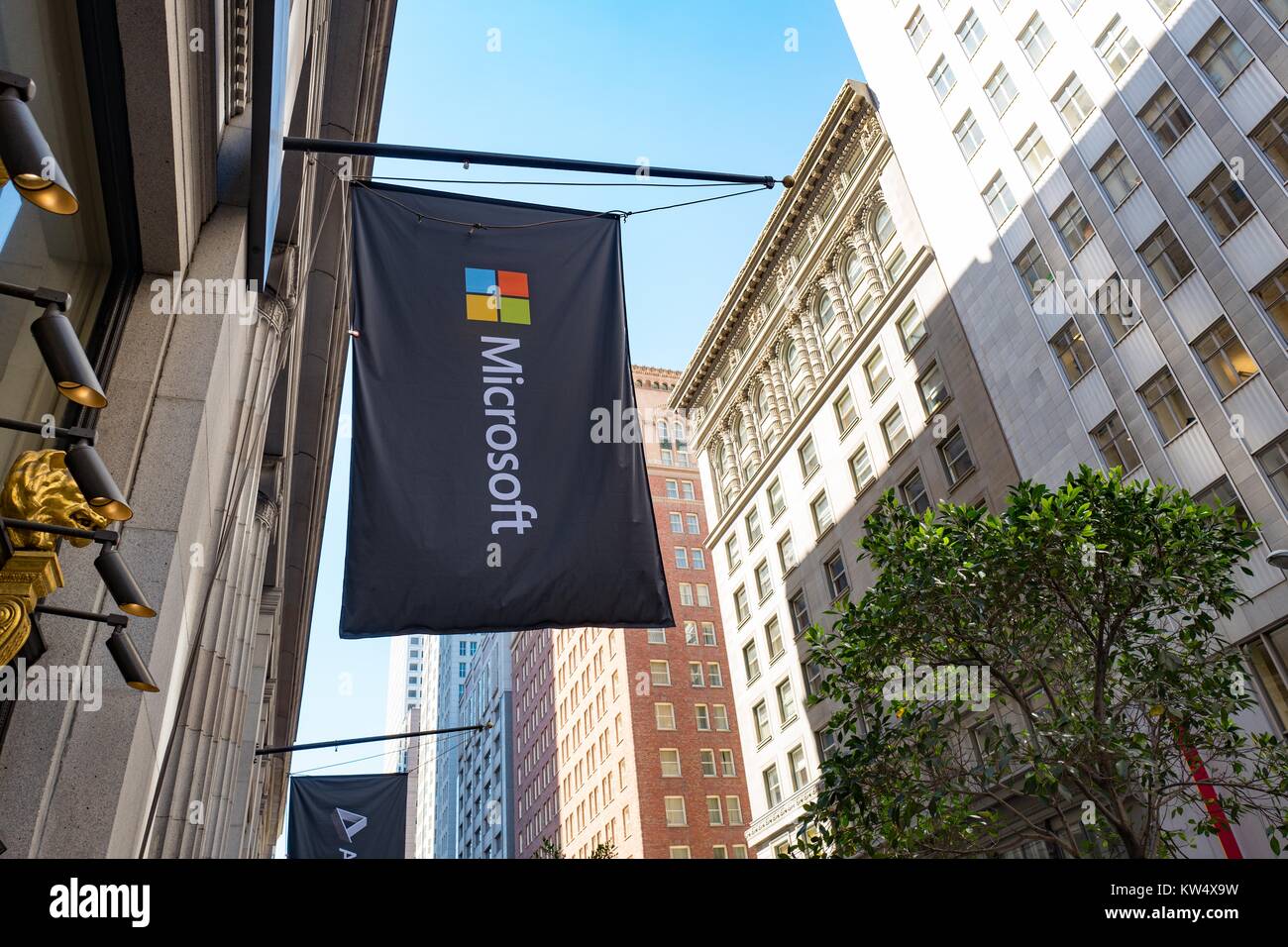 Bandiera con il logo presso la sede centrale di San Francisco alla società di software Microsoft, nel quartiere finanziario quartiere di San Francisco, California, 26 settembre 2016. Foto Stock