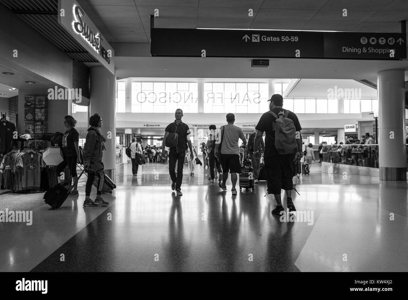 Passeggeri a piedi all'atrio principale del Terminal 2 dell'Aeroporto Internazionale di San Francisco, South San Francisco, California, 24 settembre 2016. Foto Stock