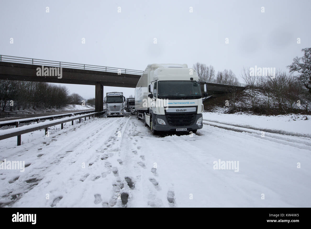 Autocarri e vetture che hanno bloccato sulla A14 vicino a Desborough,Northants, per otto ore a Mercoledì 27 dicembre dopo una notte di neve ha causato numerosi crash e chiuso la strada. Forze di polizia sono i driver di segnalazione di condizioni di pericolo sulle strade dopo la neve è scesa in parti del Regno Unito per tutta la notte. La M1 è stata bloccata al junction 19 dopo un incidente di camion, mentre la polizia ha detto che vi era stato 'multiple collisioni' sulla A14 nel Northamptonshire. Il Met Office ha rilasciato le avvertenze per il ghiaccio per il nord della Scozia, Irlanda del Nord e del nord-est dell'Inghilterra e neve per il Galles e parti dell'Inghilterra. Foto Stock