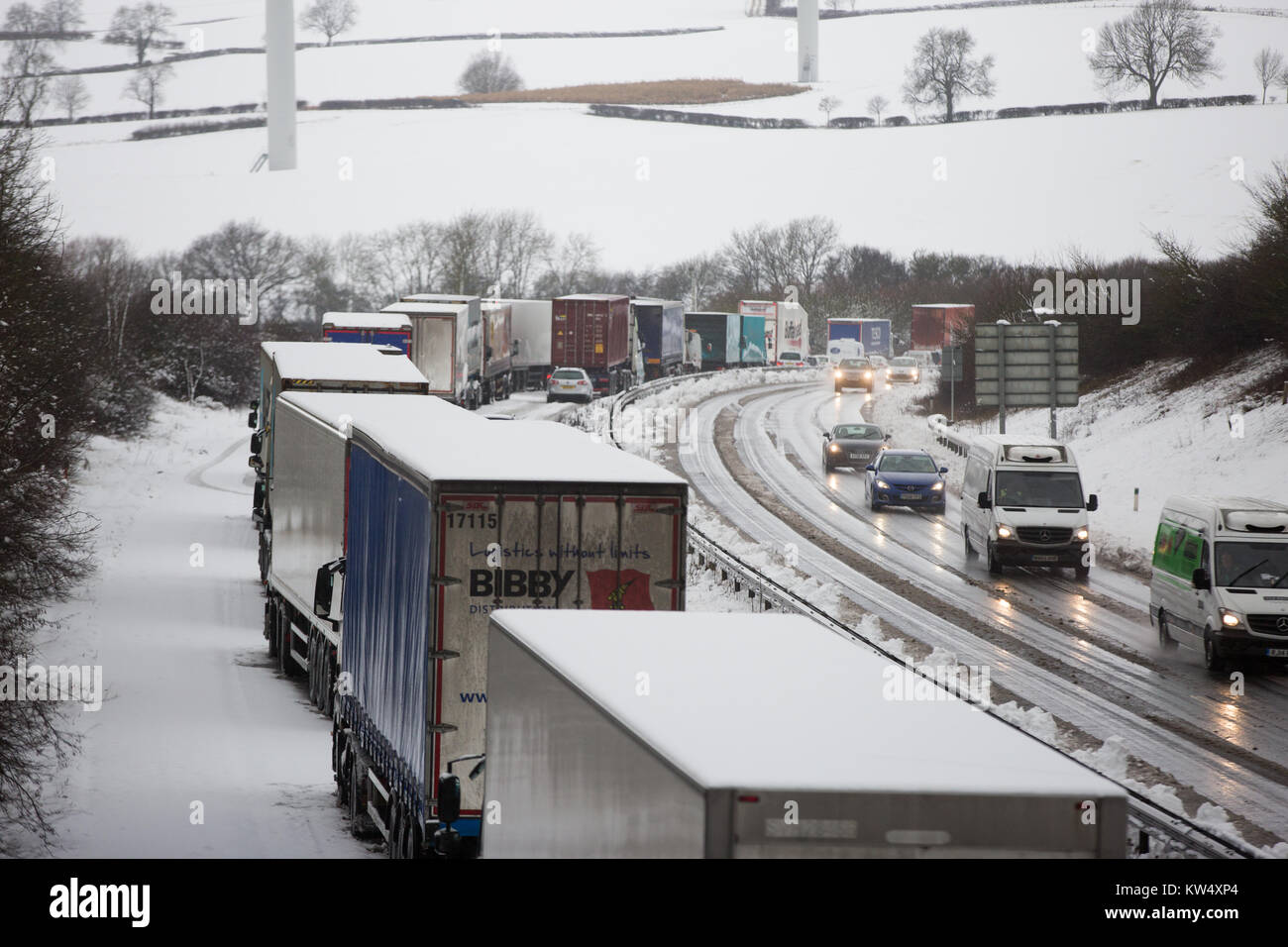 Autocarri e vetture che hanno bloccato sulla A14 vicino a Desborough,Northants, per otto ore a Mercoledì 27 dicembre dopo una notte di neve ha causato numerosi crash e chiuso la strada. Forze di polizia sono i driver di segnalazione di condizioni di pericolo sulle strade dopo la neve è scesa in parti del Regno Unito per tutta la notte. La M1 è stata bloccata al junction 19 dopo un incidente di camion, mentre la polizia ha detto che vi era stato 'multiple collisioni' sulla A14 nel Northamptonshire. Il Met Office ha rilasciato le avvertenze per il ghiaccio per il nord della Scozia, Irlanda del Nord e del nord-est dell'Inghilterra e neve per il Galles e parti dell'Inghilterra. Foto Stock