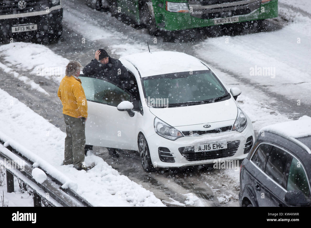 Autocarri e vetture che hanno bloccato sulla A14 vicino a Desborough,Northants, per otto ore a Mercoledì 27 dicembre dopo una notte di neve ha causato numerosi crash e chiuso la strada. Forze di polizia sono i driver di segnalazione di condizioni di pericolo sulle strade dopo la neve è scesa in parti del Regno Unito per tutta la notte. La M1 è stata bloccata al junction 19 dopo un incidente di camion, mentre la polizia ha detto che vi era stato 'multiple collisioni' sulla A14 nel Northamptonshire. Il Met Office ha rilasciato le avvertenze per il ghiaccio per il nord della Scozia, Irlanda del Nord e del nord-est dell'Inghilterra e neve per il Galles e parti dell'Inghilterra. Foto Stock