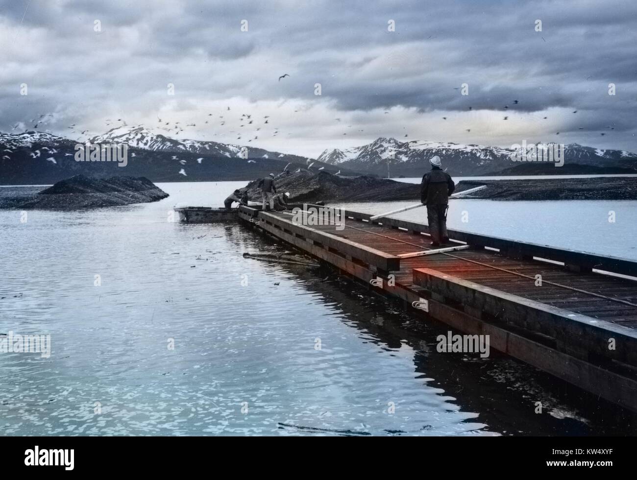 Costruzione i lavoratori lavorano su un dock in Omero, Alaska, 1964. Nota: l'immagine è stato colorizzato digitalmente usando un processo moderno. I colori possono non essere periodo-precisa. Foto Stock