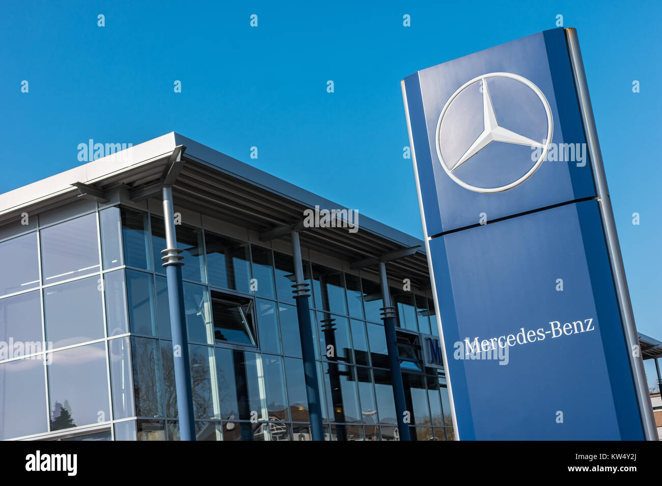 Ufficio del concessionario ufficiale Mercedes-Benz. Mercedes-Benz è un'azienda automobilistica tedesca. Foto Stock