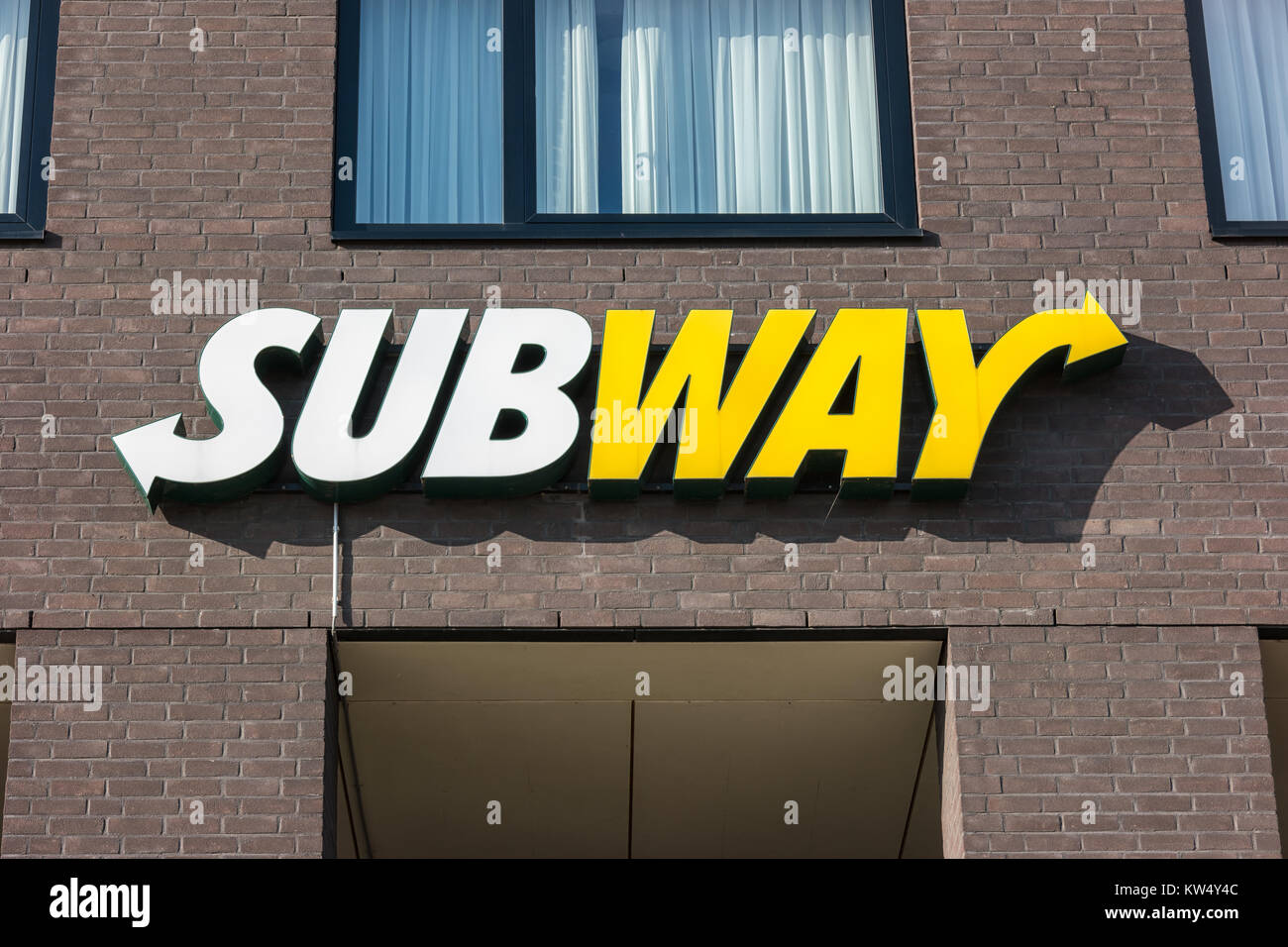 Cartello del ristorante con fast food della metropolitana. Subway è una catena di fast food americano che offre panini e insalate. Foto Stock