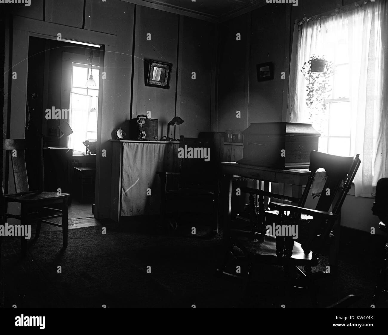Interno di una casa in Alaska, mostrando il soggiorno, 1918. Foto Stock