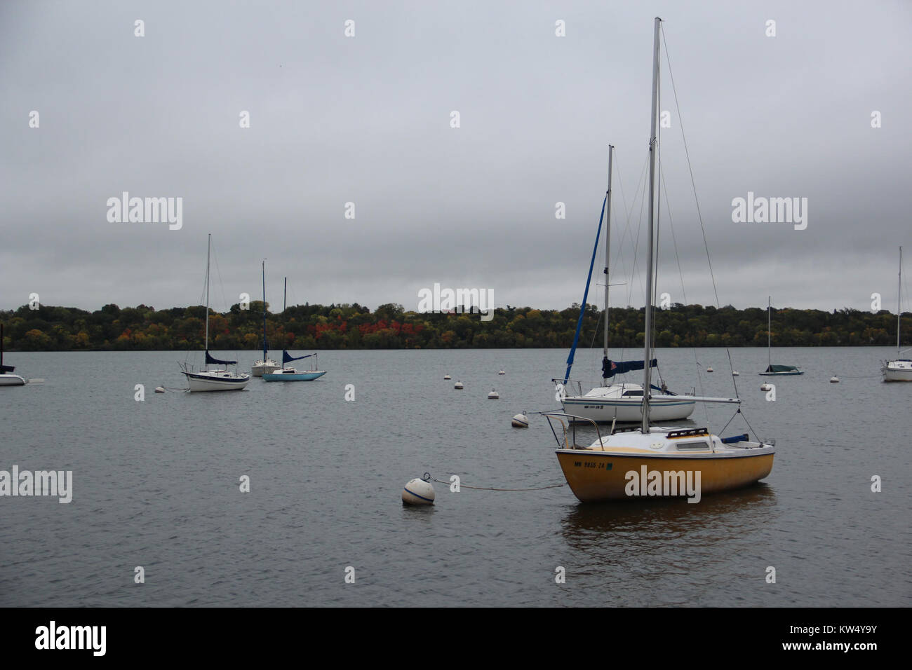 Fotografa le barche sul lago Harriet a Minneapolis, Minnesota, scattate nell'ottobre 2017, mostrando il tranquillo ambiente del lago. Foto Stock