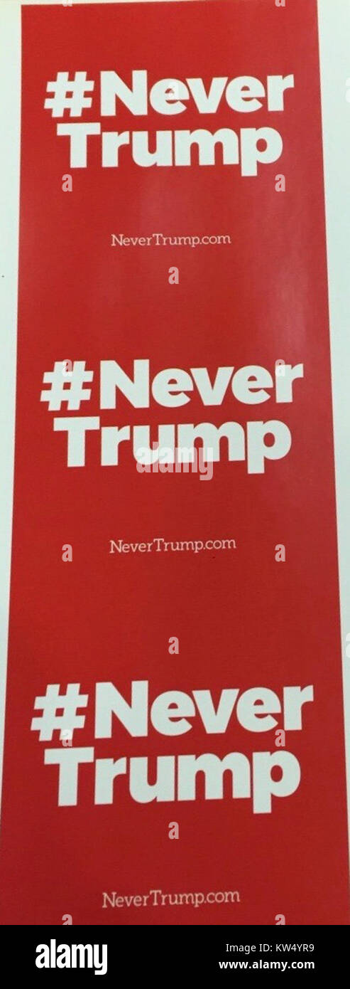 Gli adesivi "Never Trump" sono stati un simbolo politico usato dagli oppositori di Donald Trump durante le elezioni presidenziali degli Stati Uniti del 2016. Questi adesivi hanno espresso opposizione alla candidatura di Trump e sono stati ampiamente visti durante le manifestazioni e le proteste come una forma di protesta contro le sue opinioni e azioni politiche. Foto Stock