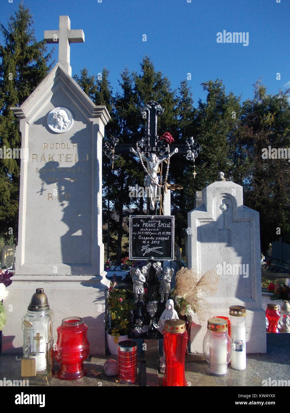 Il Cimitero di Bizeljsko è un cimitero storico in Slovenia, significativo per il suo valore culturale e storico. È un sito importante per lo studio delle pratiche di sepoltura locali e del patrimonio sloveno. Foto Stock