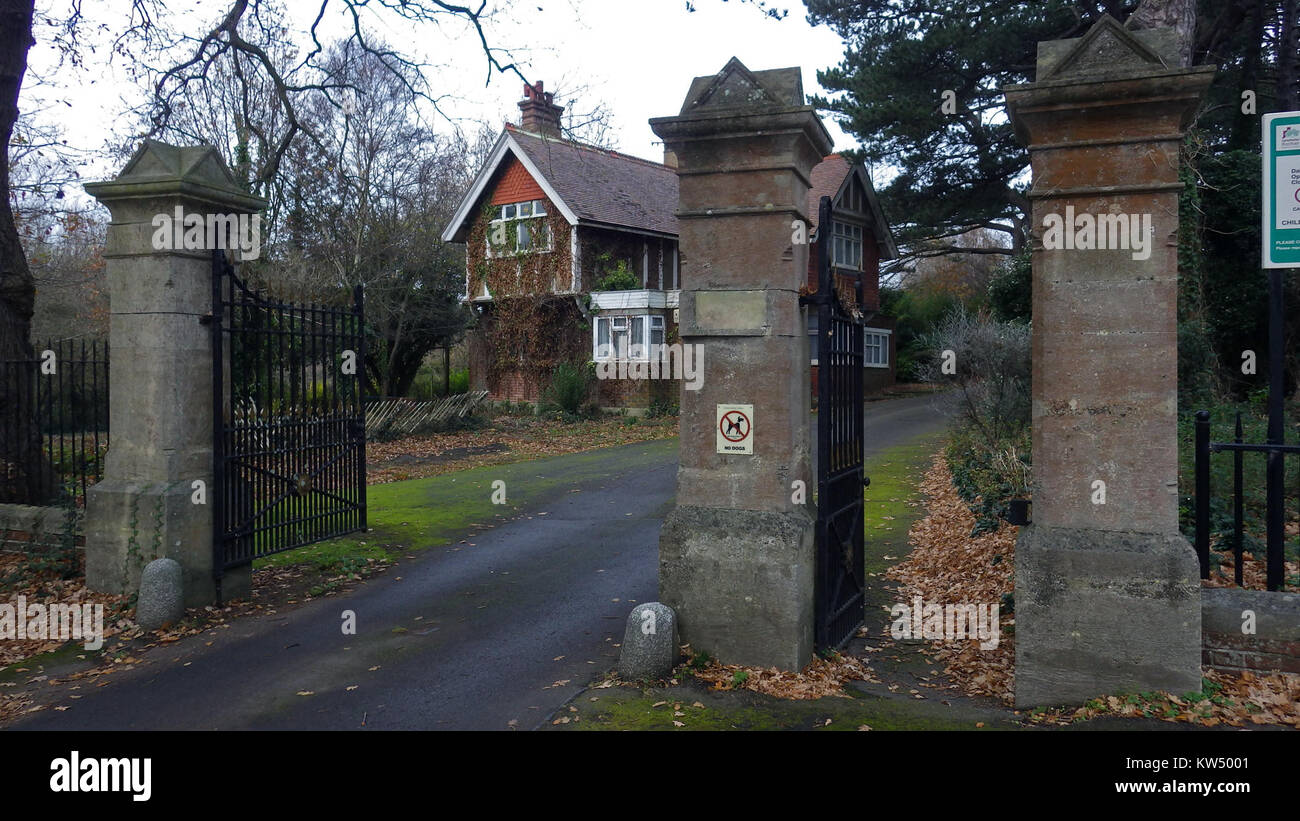 Il cimitero di Bexhill, situato sulla Turkey Road a Bexhill-on-Sea, East Sussex, Inghilterra, è gestito dal Consiglio Distrettuale di Rother. Offre servizi di sepoltura e presenta una cappella con una capienza di 50 persone. Foto Stock