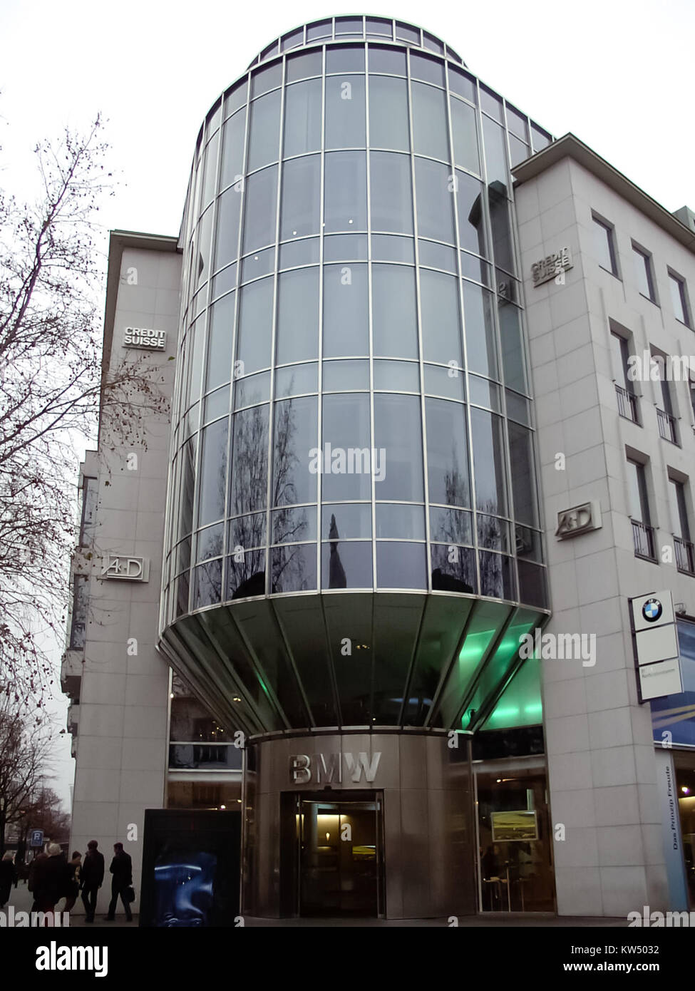 BMW Haus è uno showroom e uno spazio espositivo per BMW situato a Monaco di Baviera, in Germania, che illustra la storia, il design e le innovazioni tecnologiche del marchio nel settore automobilistico. Foto Stock