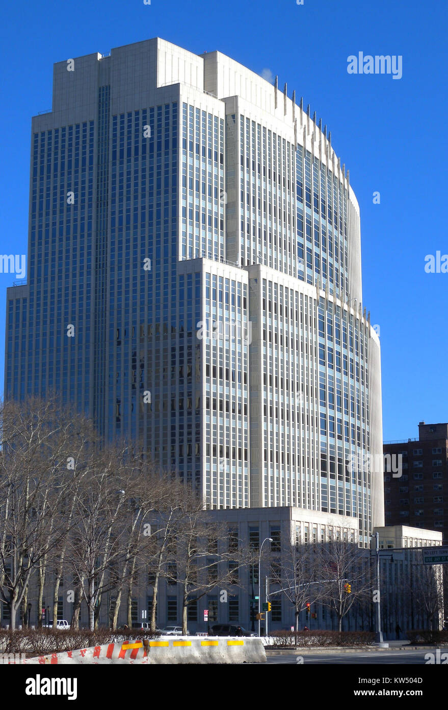 Questa immagine si riferisce all'edificio della Corte Federale di Brooklyn, situato in Tech Place a Brooklyn, New York, evidenziando il suo significato architettonico e il suo ruolo nel sistema giuridico. Foto Stock