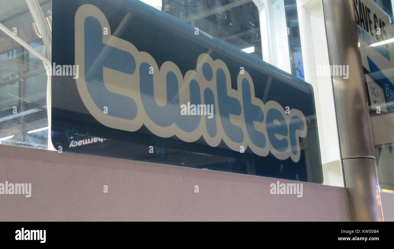 Questo annuncio su Twitter, visualizzato a Londra, mette in evidenza una campagna di marketing digitale rivolta agli utenti della città. L'annuncio riflette la crescente influenza dei social media negli ambienti urbani e l'uso di piattaforme come Twitter per scopi pubblicitari. Foto Stock