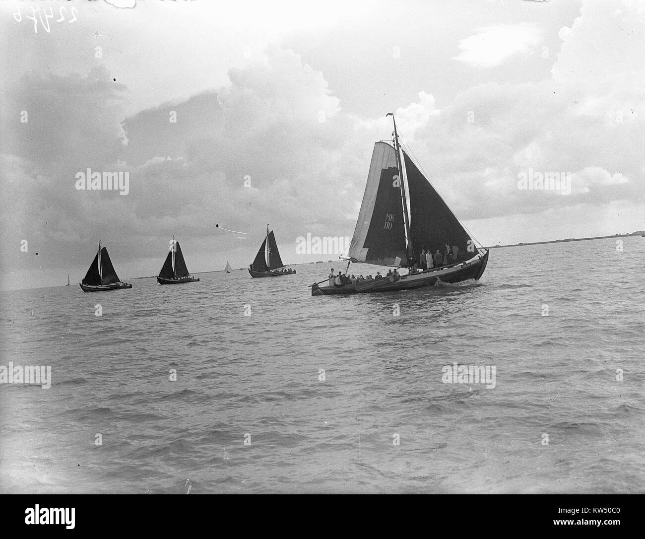 Questa fotografia mostra una gita in barca effettuata dagli studenti di Amsterdam durante una celebrazione del lustro. L'immagine cattura l'atmosfera festosa dell'evento, con gli studenti che si godono una piacevole crociera sui canali di cityâ. Foto Stock