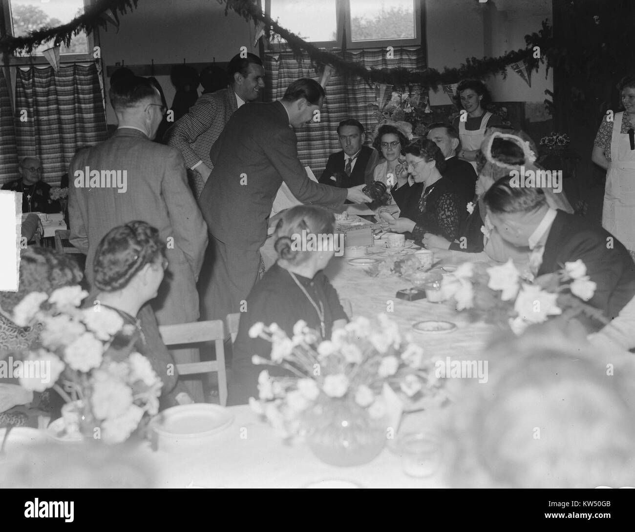 Questa è una storica fotografia olandese intitolata "Binnen, Bestanddeelnr 904 0347", che mostra scene interne, probabilmente dell'inizio del XX secolo. L'immagine enfatizza l'architettura, il patrimonio culturale e il design degli interni di quel periodo, dando uno sguardo alla vita quotidiana. Foto Stock