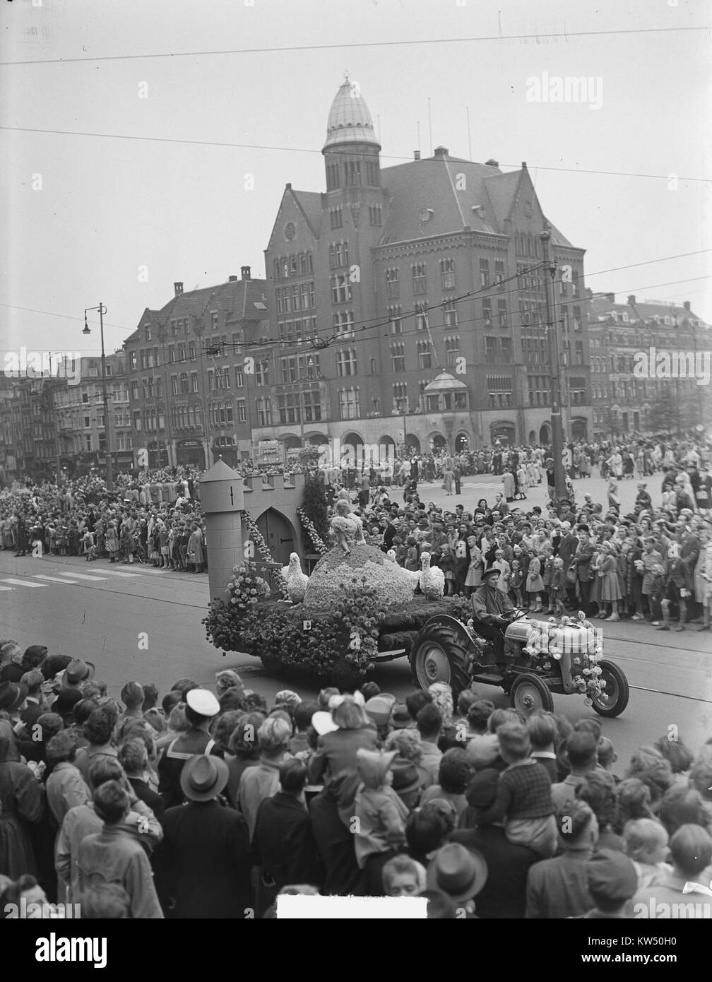 La parata di fiori Bloemencorso all'Olympisch Stadion di Amsterdam, catturata in questa immagine, mostra la vibrante tradizione dell'arte floreale e dello sfarzo. L'evento è noto per i suoi elaborati carri allegorici realizzati con migliaia di fiori. Foto Stock