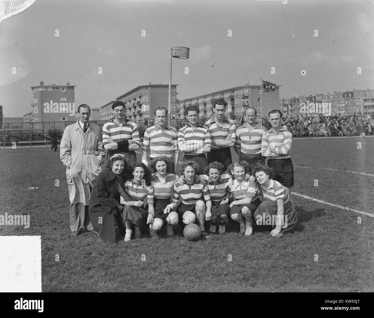 Il Blauw WIT è una società sportiva olandese, storicamente nota per i suoi contributi alla cultura sportiva locale, specialmente nel contesto del calcio. Questa immagine mette in evidenza il suo ruolo nella storia dello sport olandese. Foto Stock