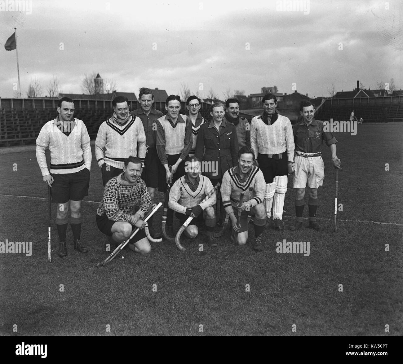 La squadra di hockey di Bezettingszone, presente in questa immagine, era una squadra olandese di primo piano ad Amsterdam all'inizio del XX secolo. Ha contribuito in modo significativo allo sviluppo dell'hockey su prato nei Paesi Bassi. Foto Stock