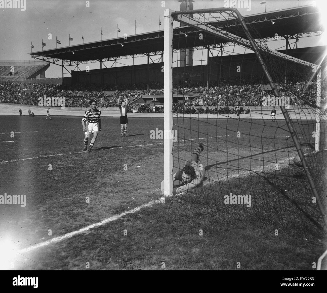 Blauw WIT vs. Neptunis era una partita tra due importanti squadre sportive, possibilmente nel calcio o in un altro sport competitivo. Questo evento mette in evidenza la natura competitiva del gioco e le rivalità tra i club della regione in quel periodo. Foto Stock