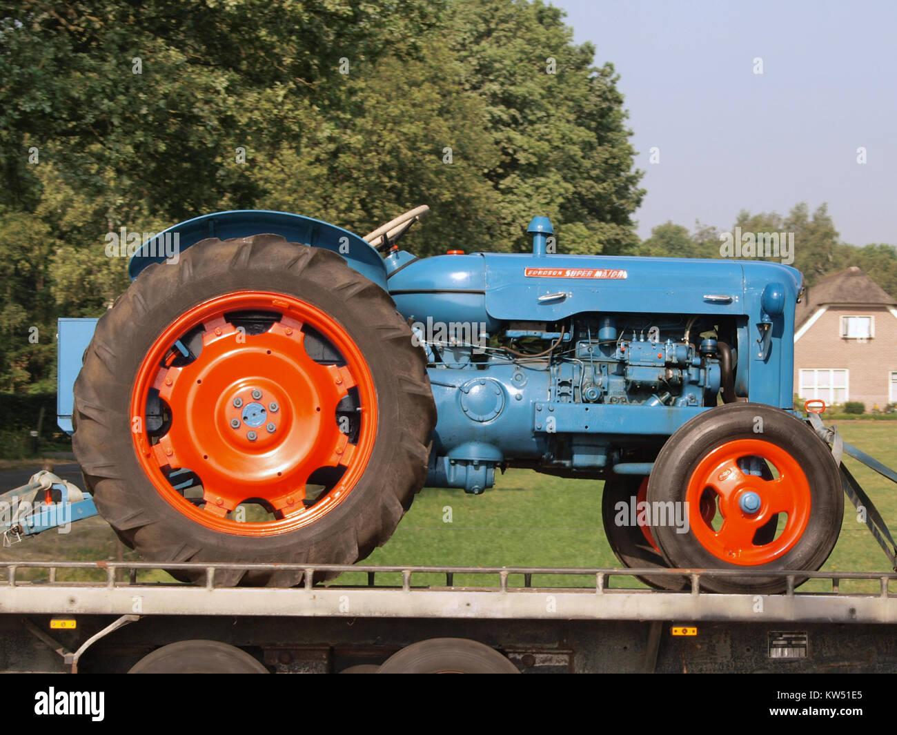 Il Blue Fordson Supure Major è un modello vintage del trattore Fordson, noto per il suo design robusto e le prestazioni in ambienti agricoli. Foto Stock