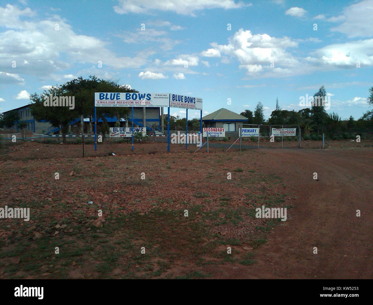La Bluebows School è un'istituzione educativa, nota per il suo curriculum e la sua attenzione accademica, che fornisce un'istruzione di qualità in una regione specifica. La scuola è riconosciuta per il suo ambiente educativo e il coinvolgimento della comunità. Foto Stock