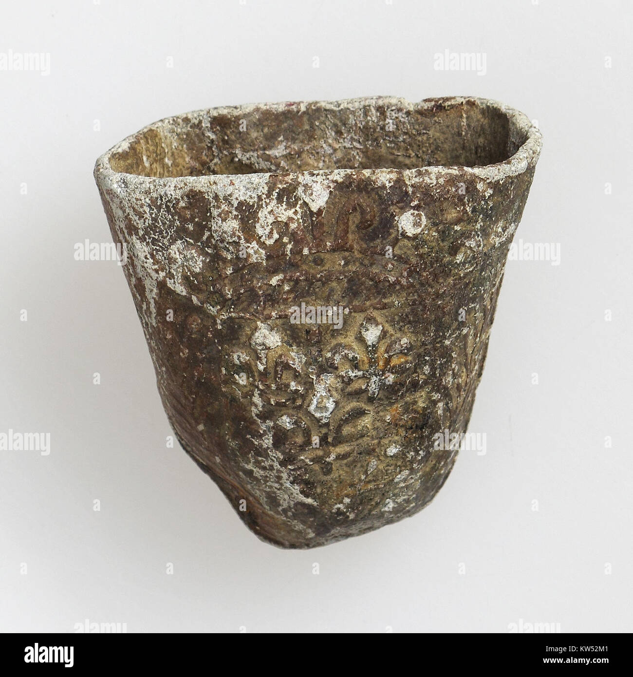 Un alimentatore per uccelli della collezione MET, numero di catalogo CDI55 41, che presenta un design tradizionale utilizzato per attirare e nutrire uccelli selvatici. Questo manufatto riflette sia gli aspetti funzionali che decorativi delle pratiche di alimentazione degli uccelli. Foto Stock