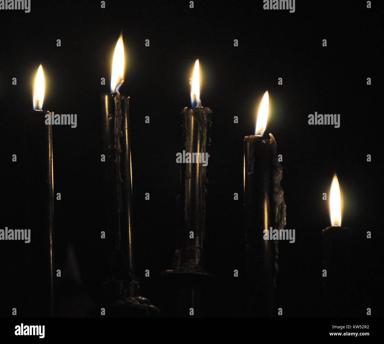 Questa immagine mostra candele nere, forse parte di una cerimonia commemorativa o religiosa, esposte a Spira, Germania, che mettono in evidenza le pratiche culturali o religiose. Foto Stock