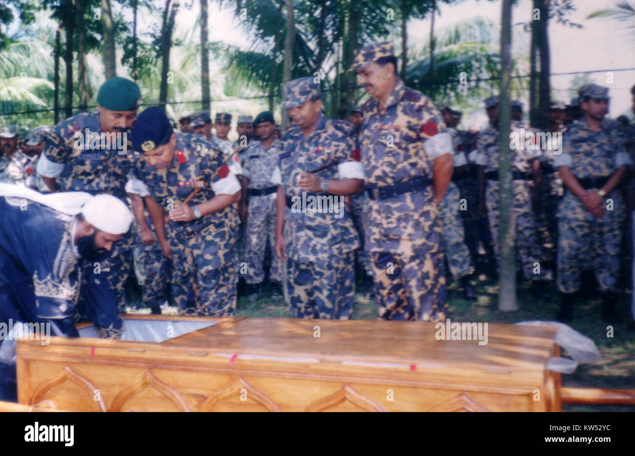 Questo si riferisce a un evento durante un conflitto in cui un comandante della BGB (Guardia di frontiera Bangladesh) sta ispezionando i soldati bengalesi caduti in un luogo di confine. Il contesto indica un incontro militare. Foto Stock