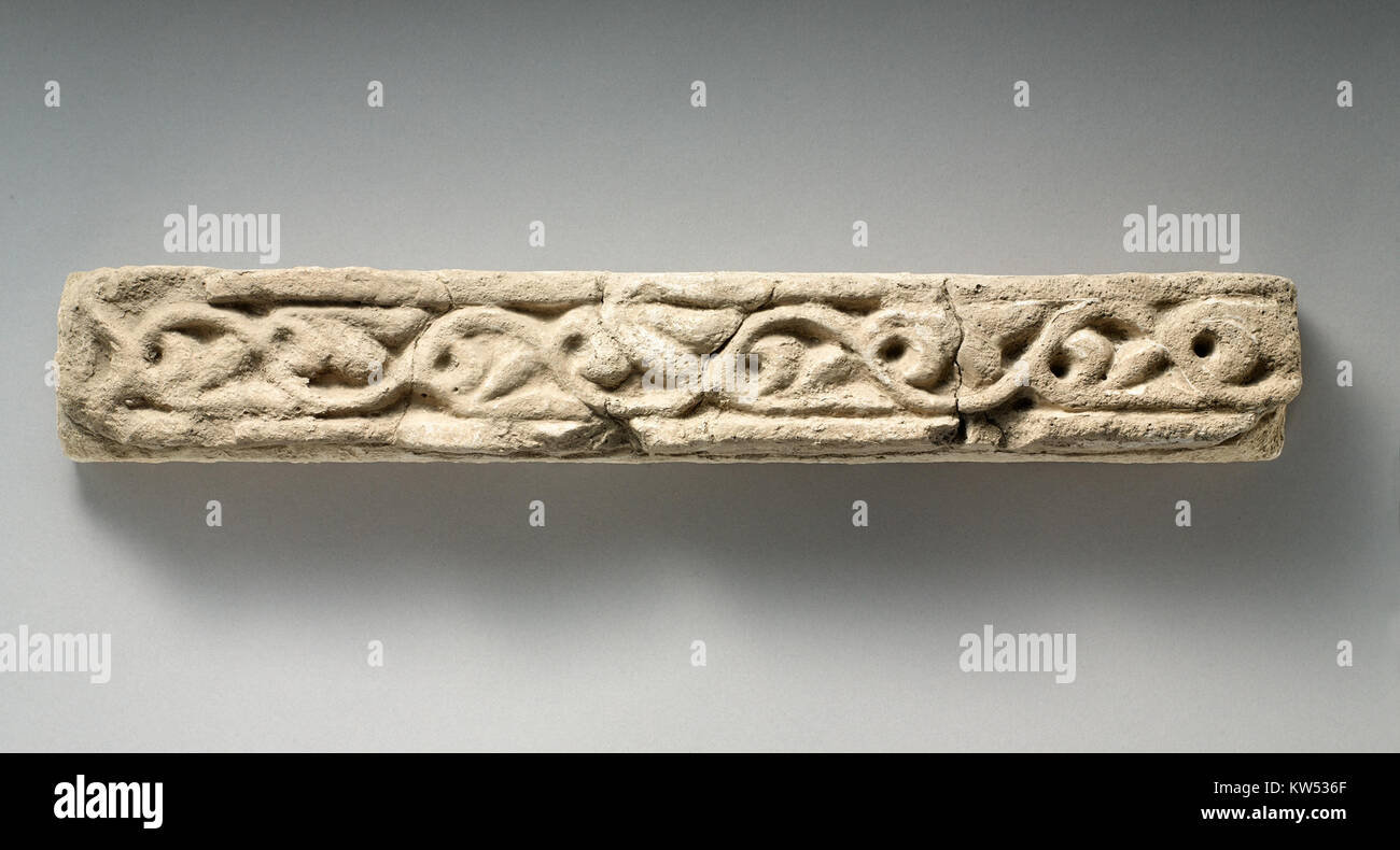 Questo frammento di rilievo di confine è un artefatto che probabilmente rappresenta una scena o una decorazione di un'antica civiltà. L'artefatto offre una preziosa visione dell'arte e della cultura del tempo, spesso associata a monumenti antichi. Foto Stock