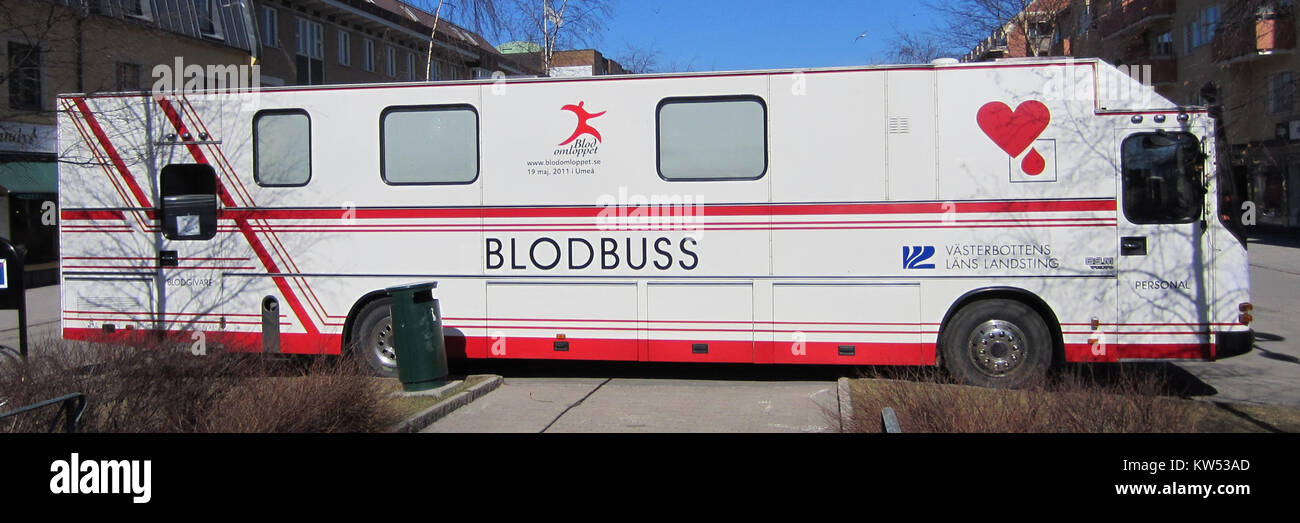 Blodbuss, tradotto come "Blood Bus", si riferisce a un veicolo mobile per la donazione di sangue utilizzato in vari paesi per facilitare la donazione di sangue nelle comunità. Fornisce un modo conveniente per raccogliere il sangue per gli ospedali e i servizi di emergenza. Foto Stock