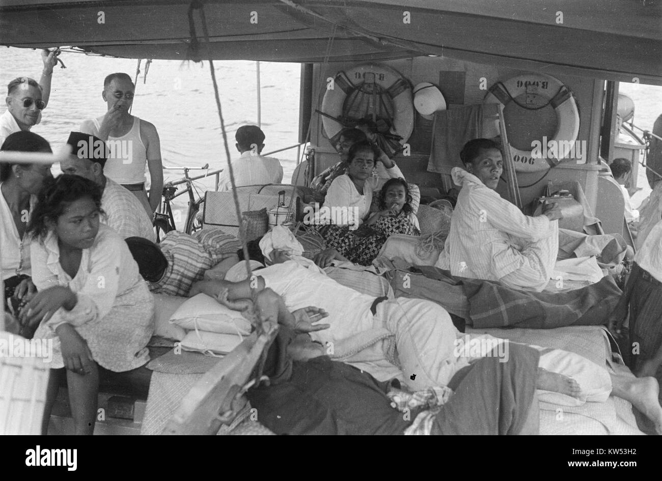Questa immagine raffigura una nave olandese interna con passeggeri a bordo, che riflette la ricca storia marittima della regione e il ruolo della navigazione interna nel trasporto e nel commercio nei Paesi Bassi. Foto Stock