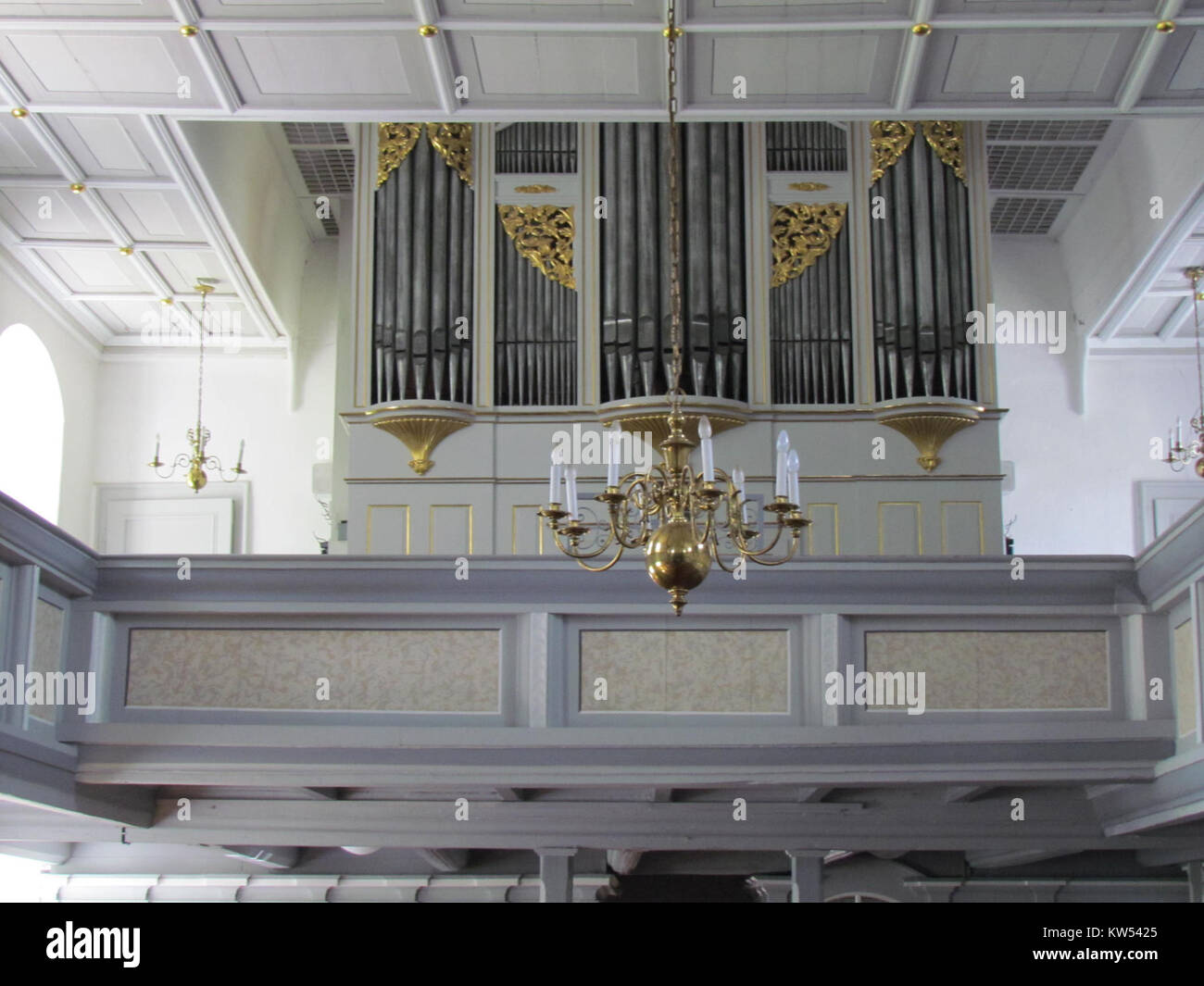 Una vista interna della chiesa Bockau in Germania, che mostra il suo design architettonico e il suo significato religioso. Foto Stock