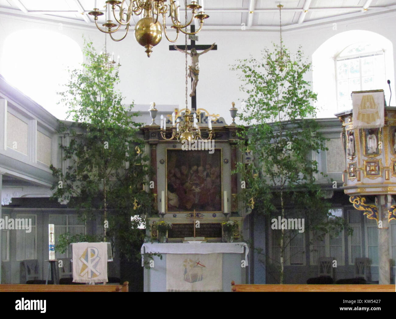 L'interno della chiesa Bockau, situata in Germania, presenta un altare prominente. La chiesa è conosciuta per la sua architettura storica e il suo significato religioso, con l'altare come punto focale centrale. Questa immagine mostra lo spazio sacro e il design architettonico della chiesa. Foto Stock