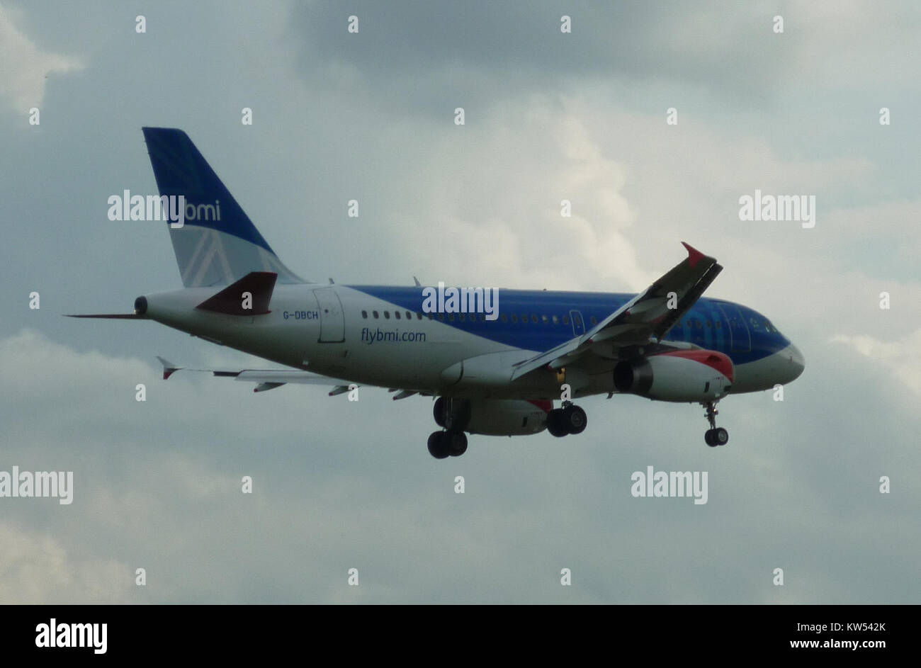 Questa immagine mostra un aeromobile BmiA319G che atterra all'aeroporto Tegel di Berlino (TXL). L'aereo fa parte della flotta della compagnia aerea tedesca, che mostra l'aviazione moderna. Foto Stock