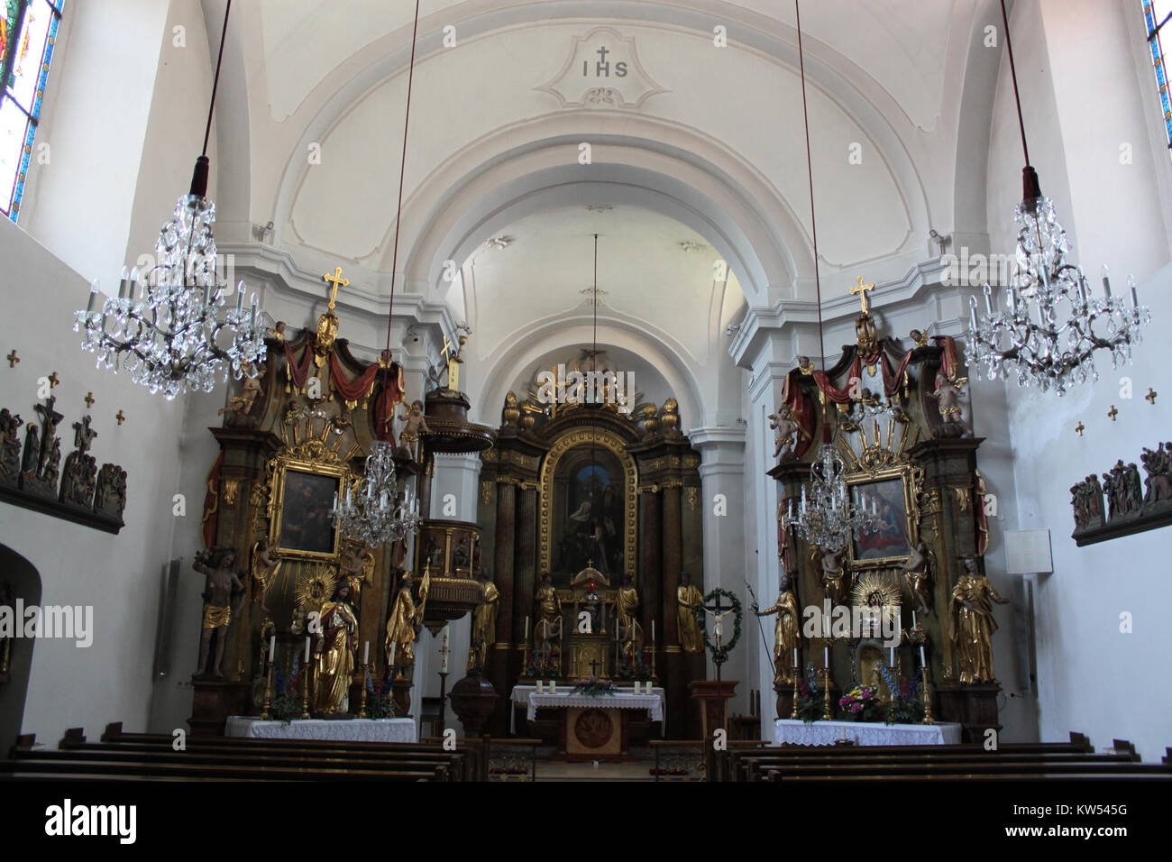 L'interno della Chiesa Parrocchiale di Blindenmarkter è caratterizzato da un design intricato e dall'arte religiosa storica. Situata a Blindenmarkt, Austria, la chiesa presenta elementi architettonici classici e decorazioni che riflettono le tradizioni religiose e culturali della regione. La chiesa è un esempio chiave dell'architettura ecclesiastica austriaca. Foto Stock