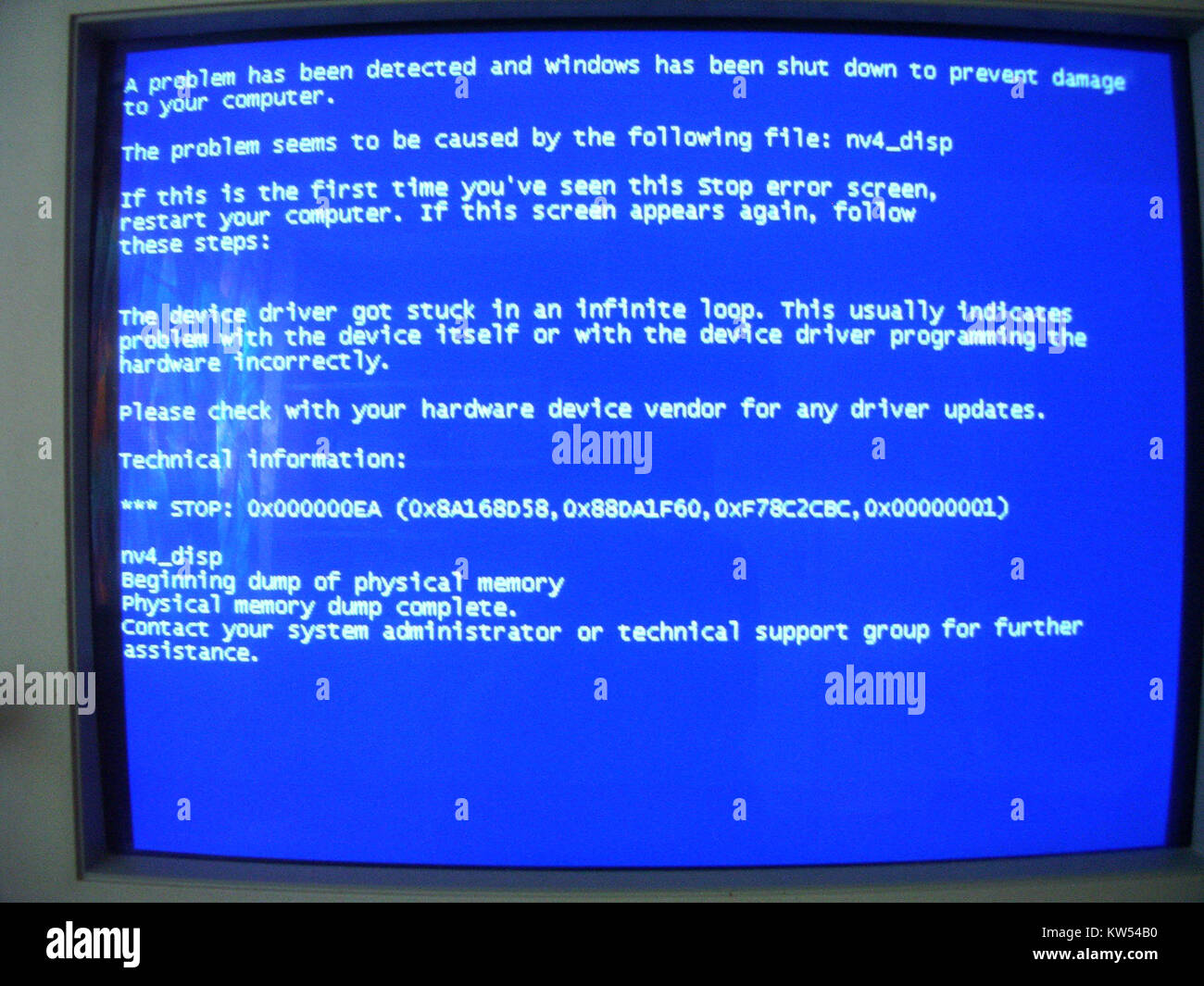 Una schermata blu di morte a ciclo infinito (BSOD) si verifica quando un sistema operativo Windows incontra un errore critico durante l'avvio, causando arresti continui del sistema. Questo loop impedisce l'accesso al desktop e potrebbe richiedere la procedura di risoluzione dei problemi, ad esempio l'avvio in modalità provvisoria o l'utilizzo di strumenti di ripristino per risolvere il problema. Foto Stock