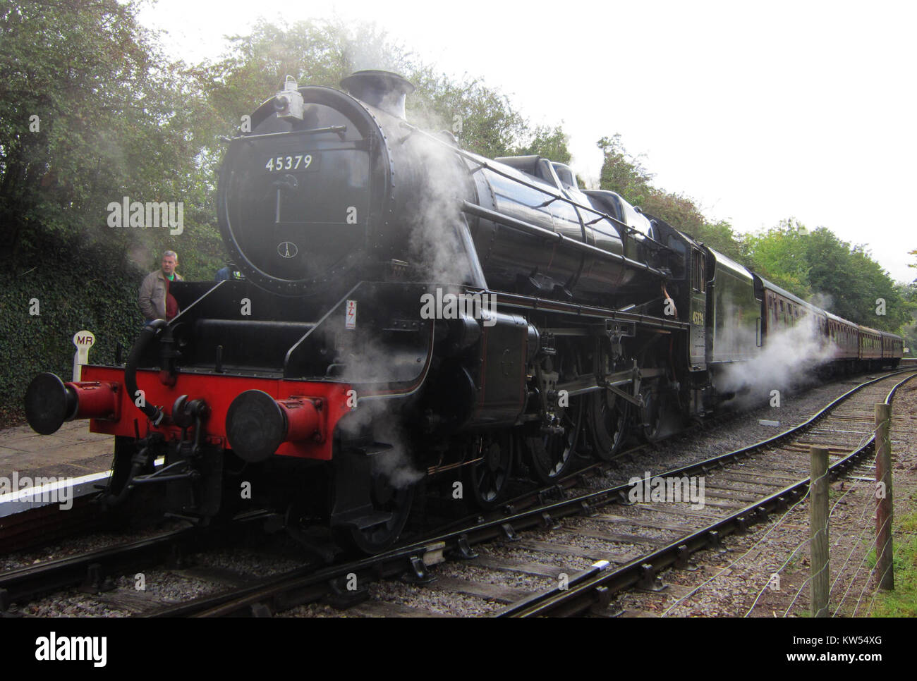 Black 5 45379 è un riferimento di locomotiva, molto probabilmente riferito a una locomotiva britannica, nota per il suo ruolo nella storia dei trasporti e la sua associazione con le ferrovie durante un periodo specifico. Foto Stock