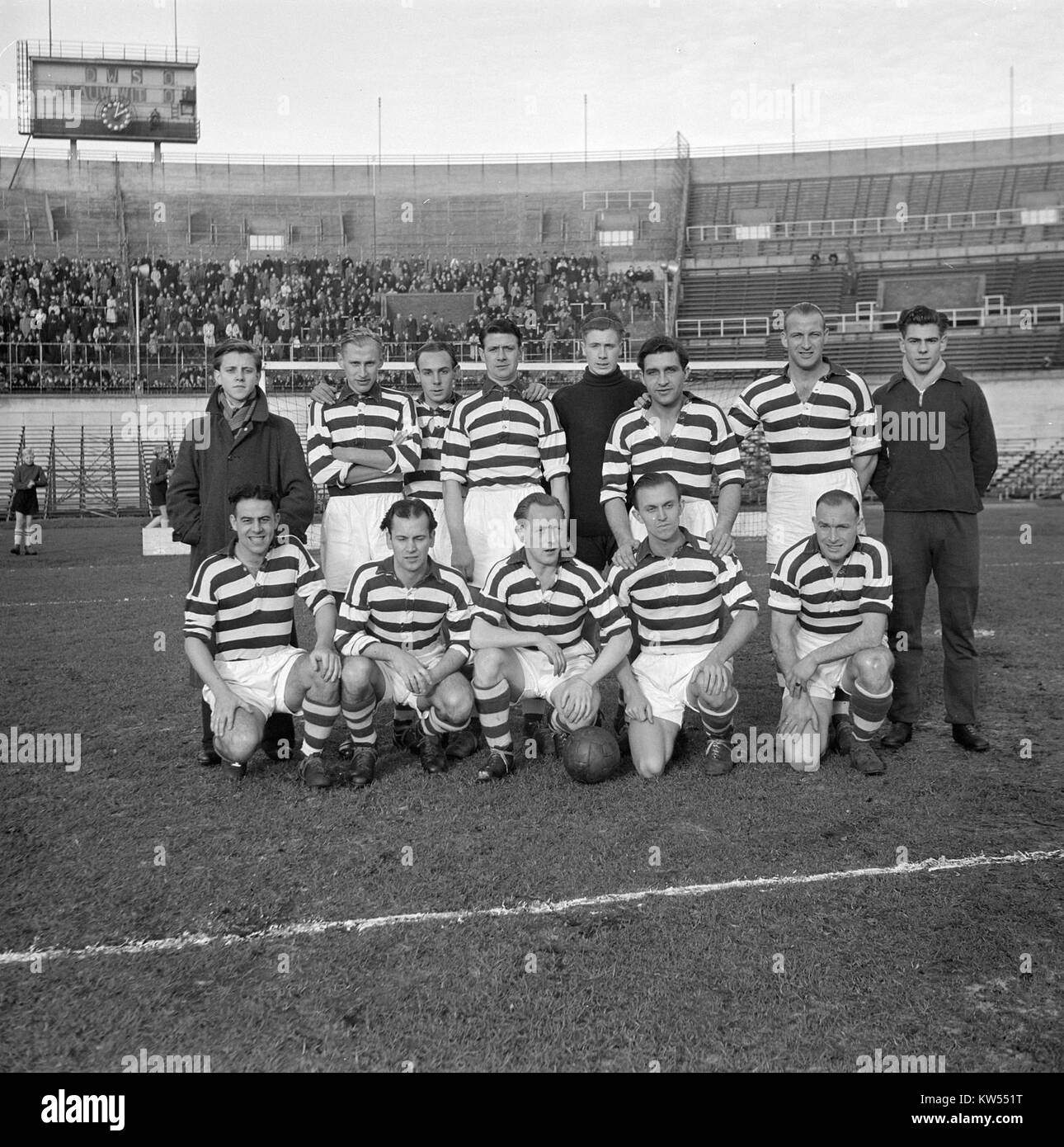 Questa immagine mostra una squadra di calcio blu e bianca, probabilmente catturata come parte di un evento sportivo. La squadra è nota per le sue uniformi blu e bianche, rappresentando il proprio club o la propria squadra nazionale. Foto Stock